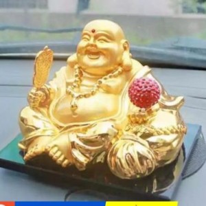 Tượng Phật Di Lặc đặt taplo ô tô có quả cầu xoay năng lượng mặt trời